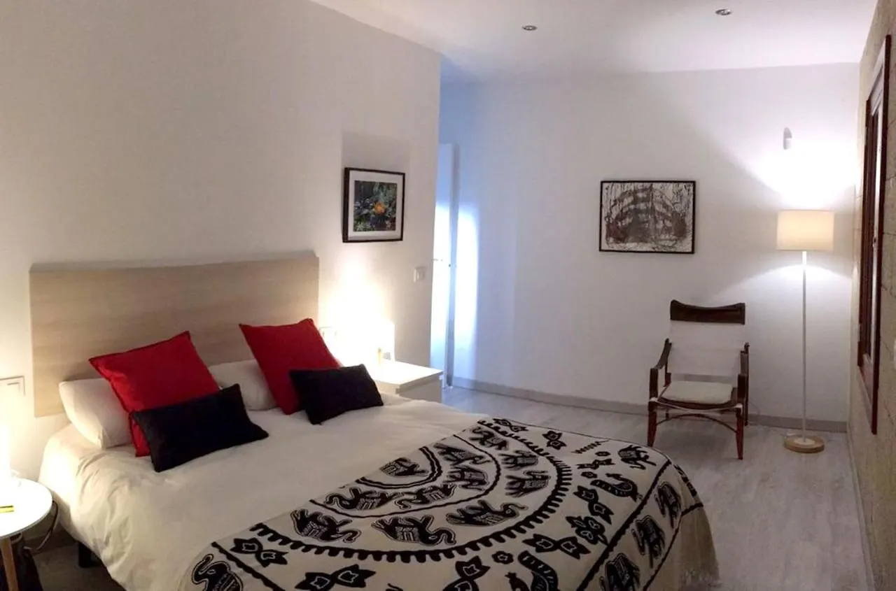 Vakantiehuis Spacious House In Arona With Terrace And Garden