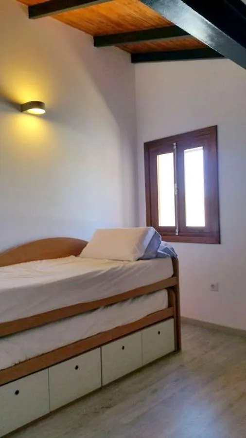Vakantiehuis Spacious House In Arona With Terrace And Garden